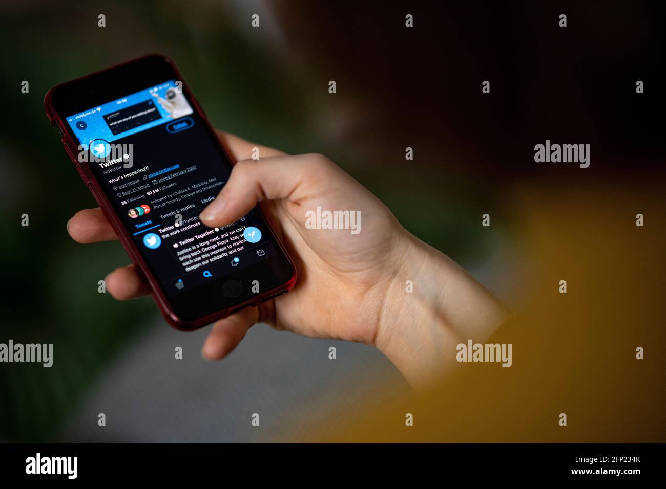 Berlin, Deutschland. April 2021. Ein Smartphone-Bildschirm zeigt die Timeline in der Twitter-App an. Nach dreieinhalb Jahren Pause bestätigt Twitter die Identität der Nutzer erneut mit einem Überprüfungsquittieren. Der Dienst hatte das Verfahren dafür im November 2017 eingestellt. (To dpa 'Twitter remaces verification of users') Quelle: Fabian Sommer/dpa/Alamy Live News Stockfoto