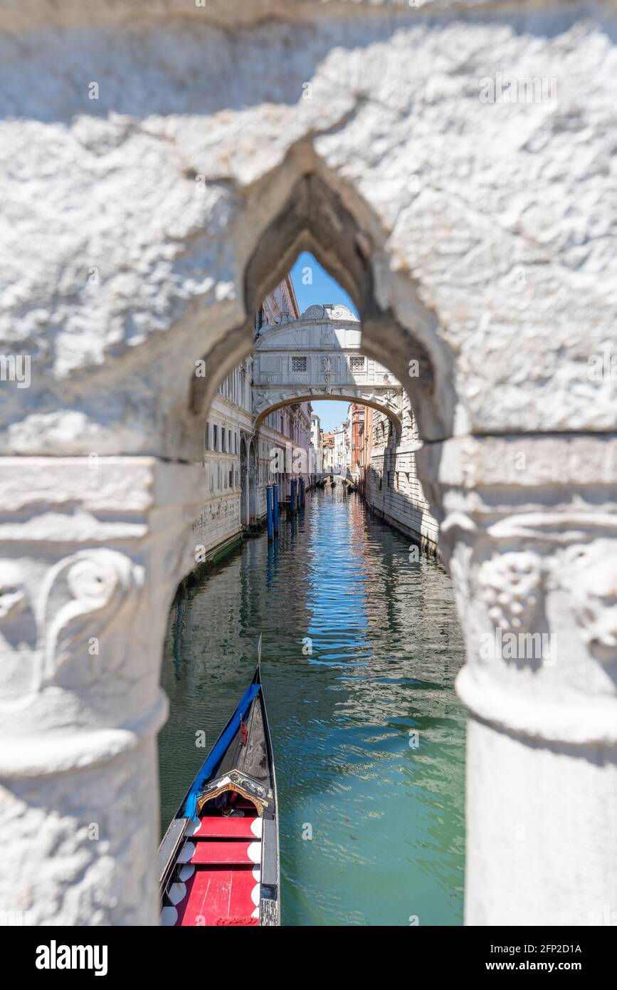 Seufzerbrücke mit Gondeln und weißem Steinbogen im Vordergrund. Venedig, Italien Stockfoto