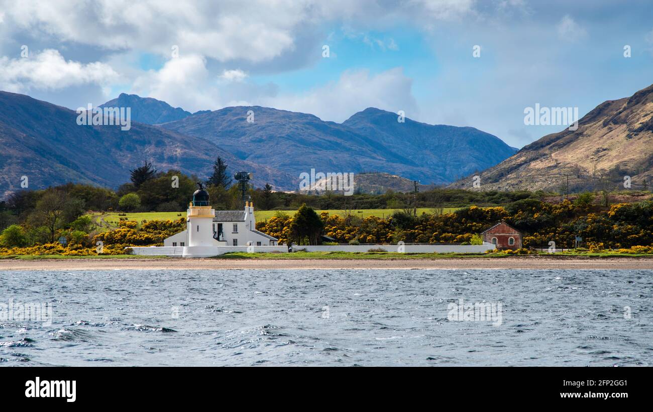 Blick über die enge Loch Line in Richtung Corran Point Lighthouse in Lochaber, Schottland Stockfoto