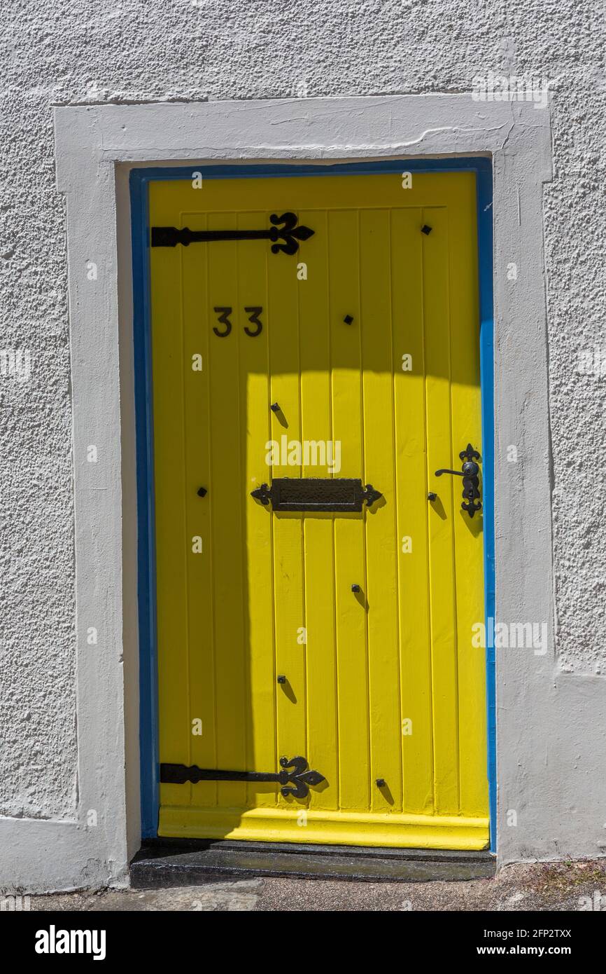 Bunte Tür auf Reihenhaus in Crickhowell, Powys, Wales, Großbritannien Stockfoto