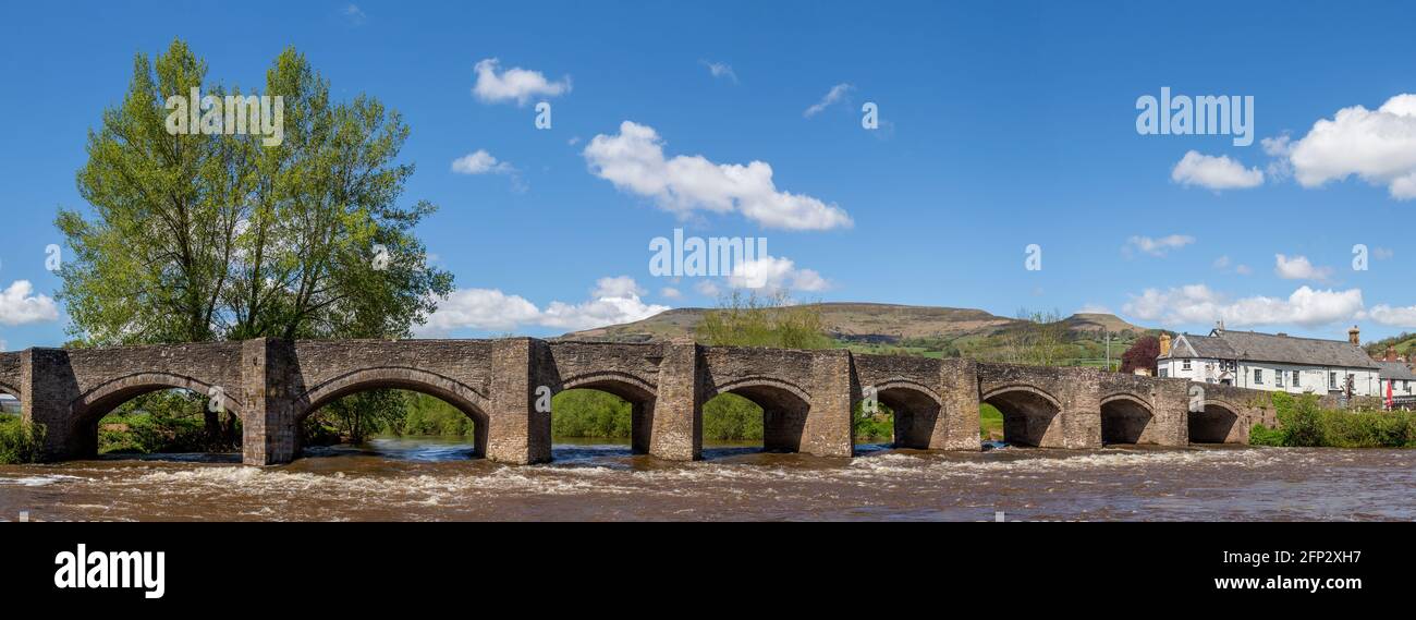 Die Brücke aus dem 17. Jahrhundert in Crickhowell, im Brecon Beacons National Park, Powys, Wales Stockfoto