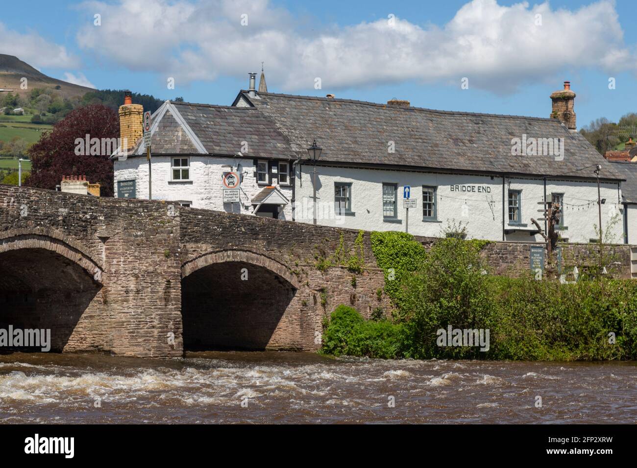 Das Bridge End Inn, in der Nähe der Brücke aus dem 17. Jahrhundert in Crickhowell, im Brecon Beacon National Park, Powys, Wales Stockfoto