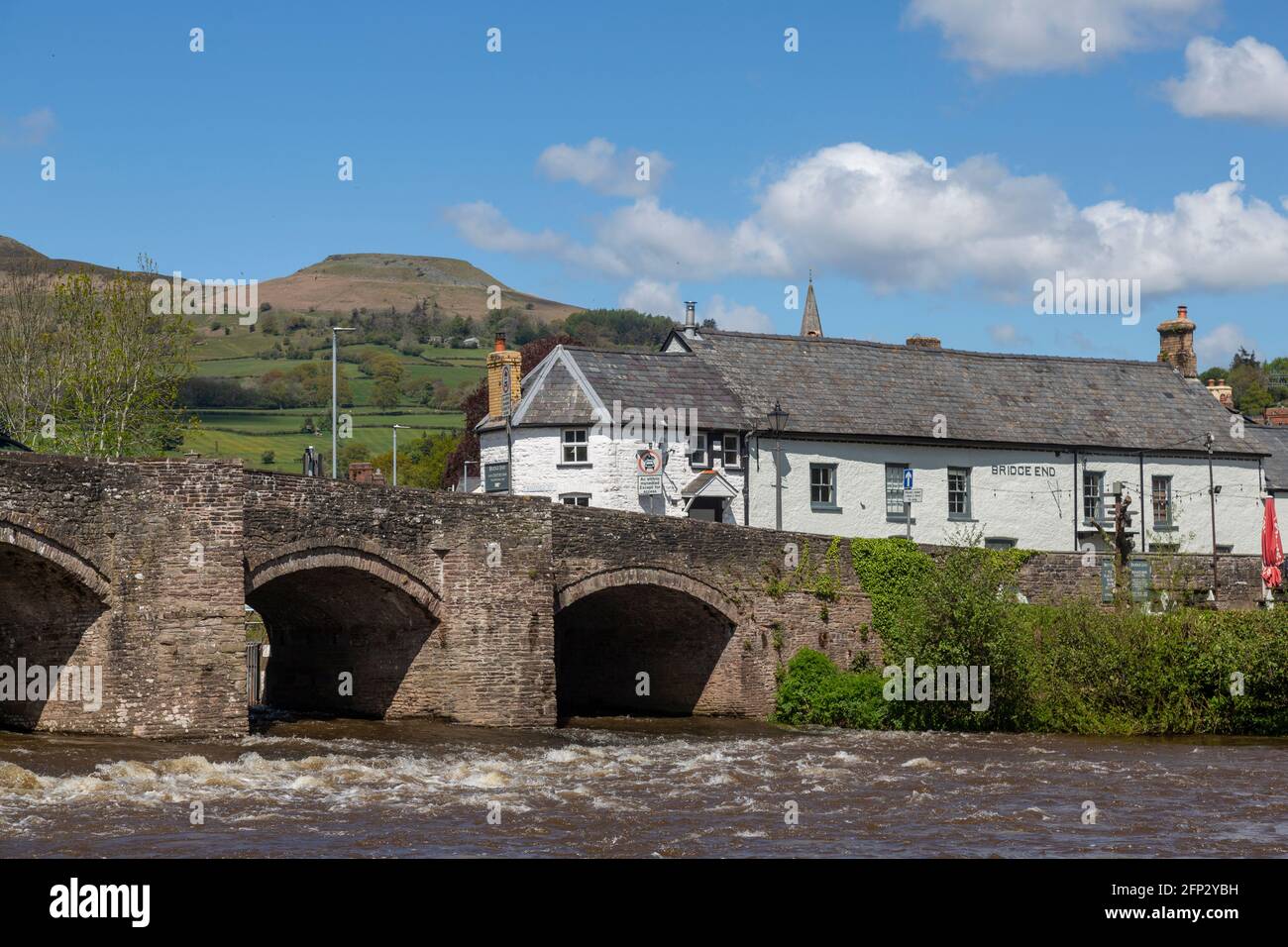 Das Bridge End Inn, in der Nähe der Brücke aus dem 17. Jahrhundert in Crickhowell, im Brecon Beacon National Park, Powys, Wales Stockfoto
