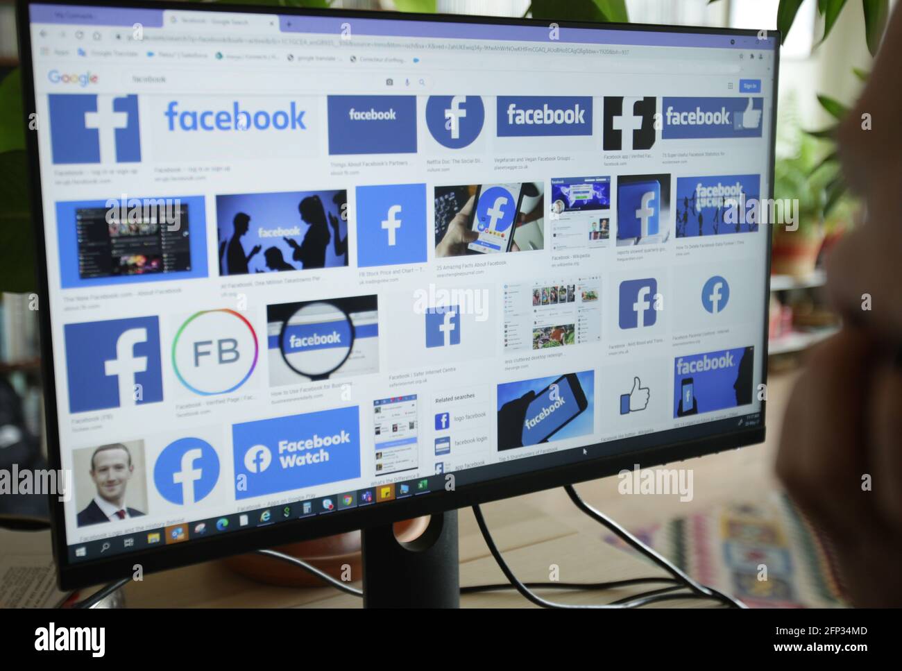 In dieser Fototafel sieht eine Internetnutzerin ihrem Computer zu, wie auf dem Bildschirm die Logos des sozialen Netzwerks von Facebook am 20. Mai 2021 in Amsterdam, Niederlande, angezeigt werden. Niederländische Gemeinden nutzen Social Media für groß angelegte Snooping auf Bürger enthüllt neue Forschungen der Universität Groningen - NHL Stenden University of Applied Sciences gefunden. Die Studie ergab, dass einige Beamte gefälschte Konten verwendet hatten, um lokale Facebook- und Twitter-Seiten zu überwachen. Das niederländische Gesetz besagt, dass nur Polizei- und Nachrichtendienste Bürger unter strenger gerichtlicher Genehmigung ausspionieren können. (Foto von Paulo Amori Stockfoto