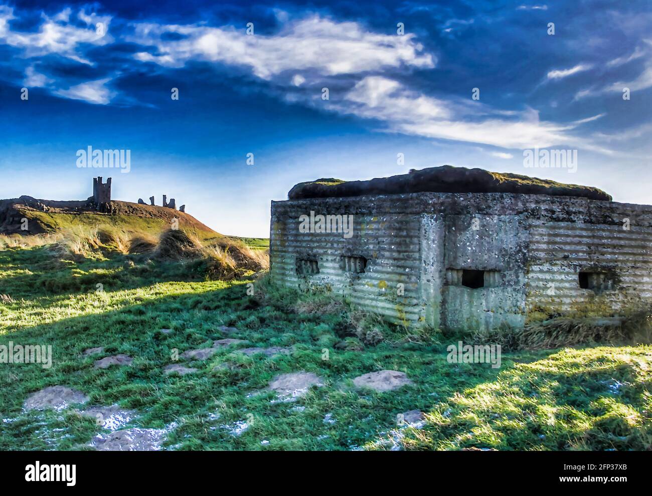 Dunstanburgh Castle und ein Bunker aus dem 2. Weltkrieg auf einem Hügel über Embleton, Northumberland Stockfoto