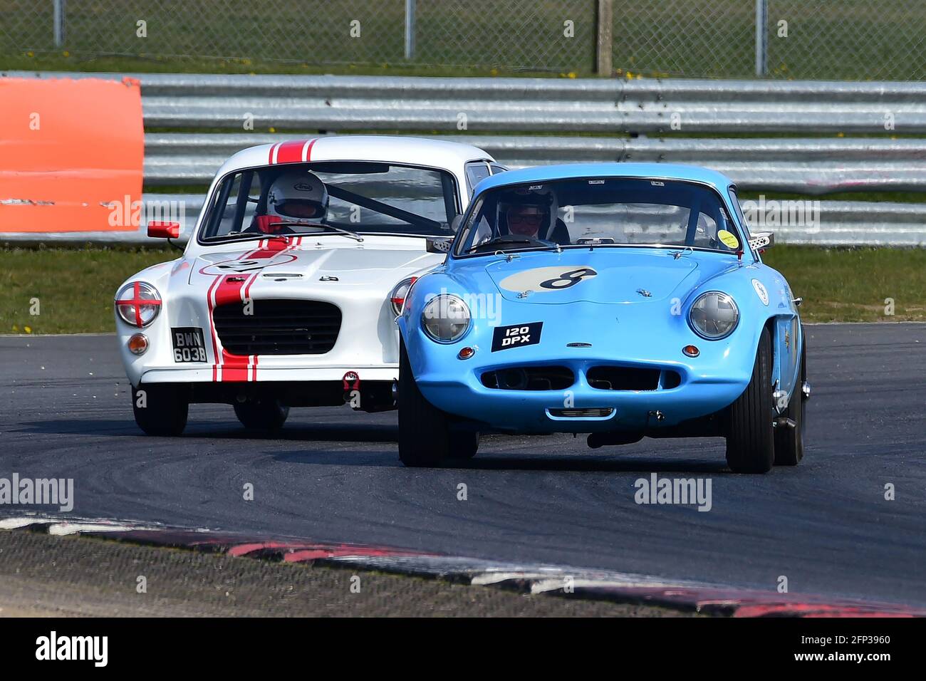 Das ist etwas, was man nicht oft sieht, ein Gilbern gegen einen Rochdale. Nick Smith, Rochdale Olympic, Mike Lamplow, Gilbern GT, Ecurie Classic Racing, Stockfoto