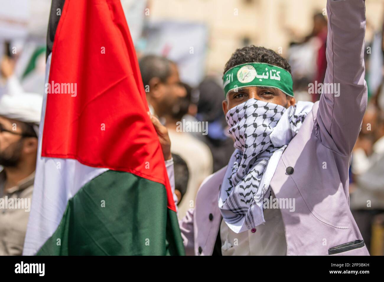 Taiz. Mai 2021. Ein Mann hält am 19. Mai 2021 in Taiz, Südjemen, eine palästinensische Flagge, wo ein Protest gegen die israelische Militäroperation im Gazastreifen stattfindet. Quelle: Str/Xinhua/Alamy Live News Stockfoto