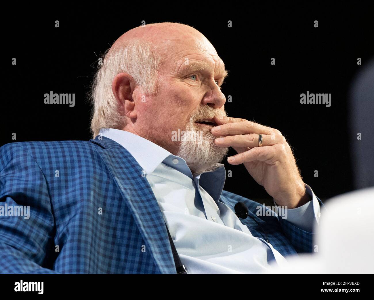 Terry Bradshaw, Mitglied der legendären NFL Quarterback und der Pro Football Hall of Fame, spricht mit Geschäftsleuten auf einer der ersten Tagungen, die sich während der Pandemie im Jahr 2021 persönlich treffen. Bradshaw, der 14 Spielzeiten für die Pittsburgh Steelers spielte, hat seit seinem Ausscheiden aus dem Fußball im Jahr 1994 auch Schauspiel und Gesang gespielt. Kredit: Bob Daemmrich/Alamy Live Nachrichten Stockfoto