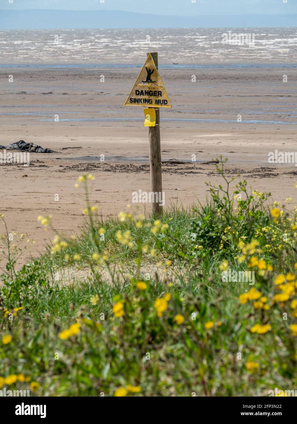 Ein Warnschild über die Gefahr des sinkenden Schlamms bei Ebbe, am Strand von Sand Bay, in der Nähe von Weston-super-Mare, in North Somerset Stockfoto