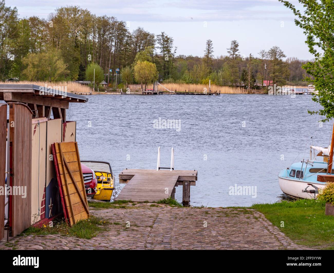 See mit Anlegestelle auf der Mecklenburgischen Seenplatte Stockfoto