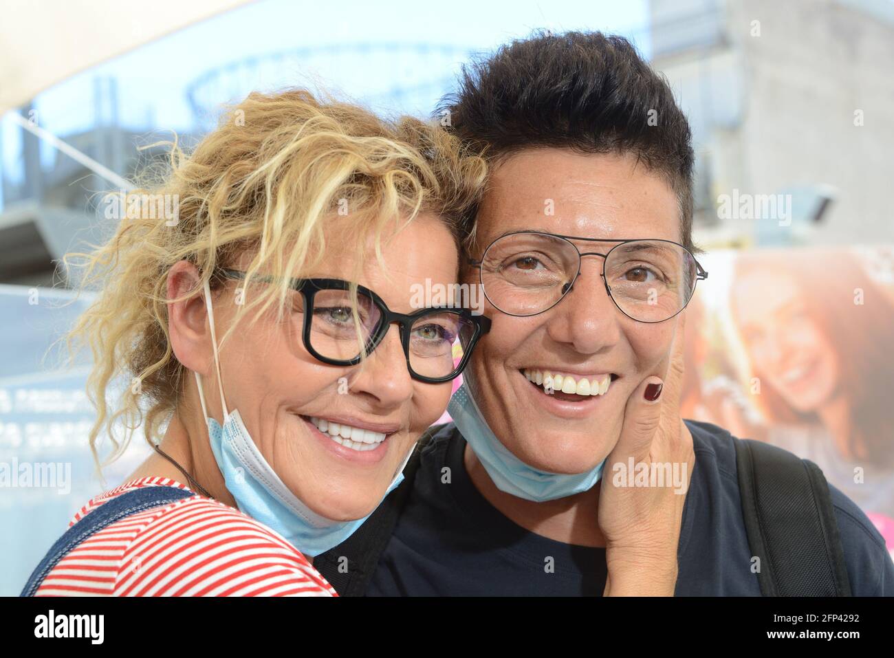Rom Italien Mai 2021 Lachelt Und Kusst Zwischen Imma Battaglia Rechts Und Seiner Frau Eva Grimaldi Links Credit Independent Photo Agency Alamy Live News Stockfotografie Alamy
