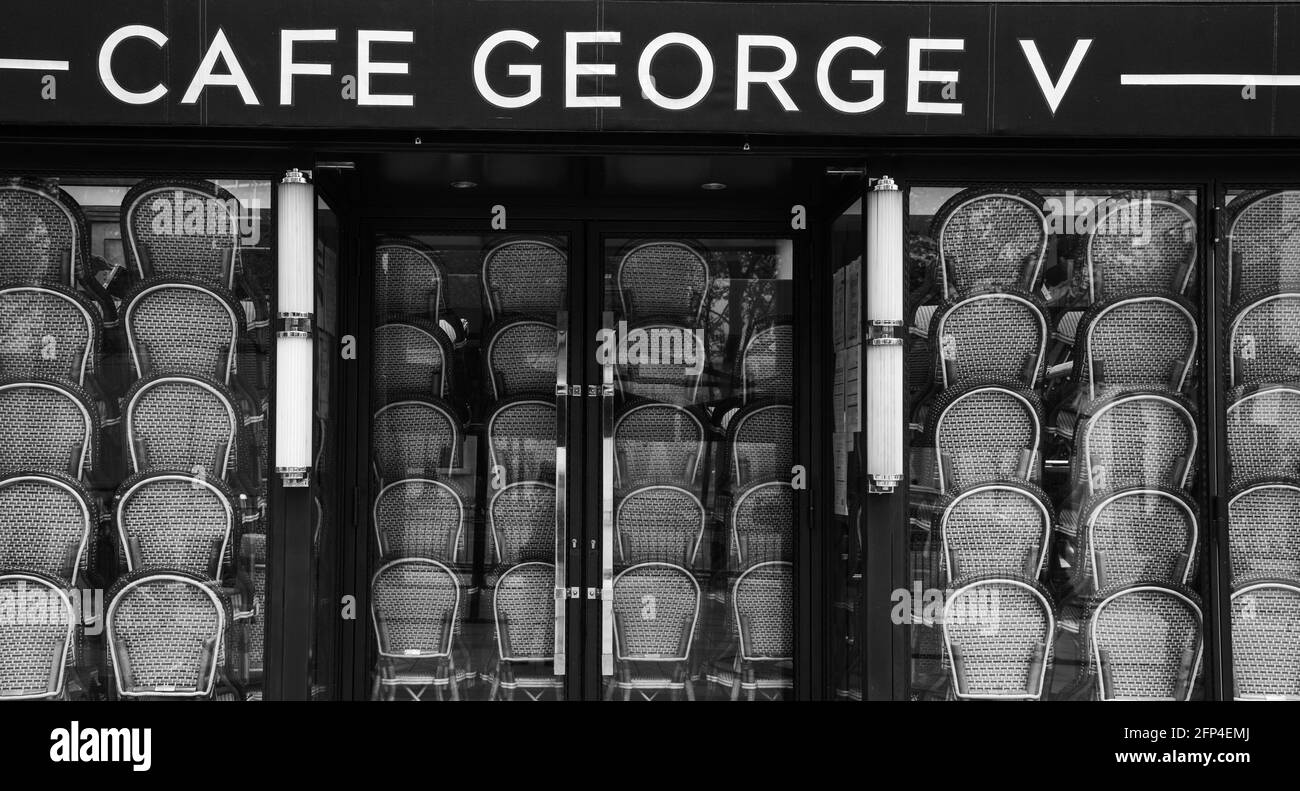 Paris, Frankreich. Das Café George V auf der Avenue des Champs-Elysees ist wegen der Pandemie Covid-19 geschlossen. Die Wiedereröffnung der Café-Terrassen wird ab Mai 19 angekündigt Stockfoto