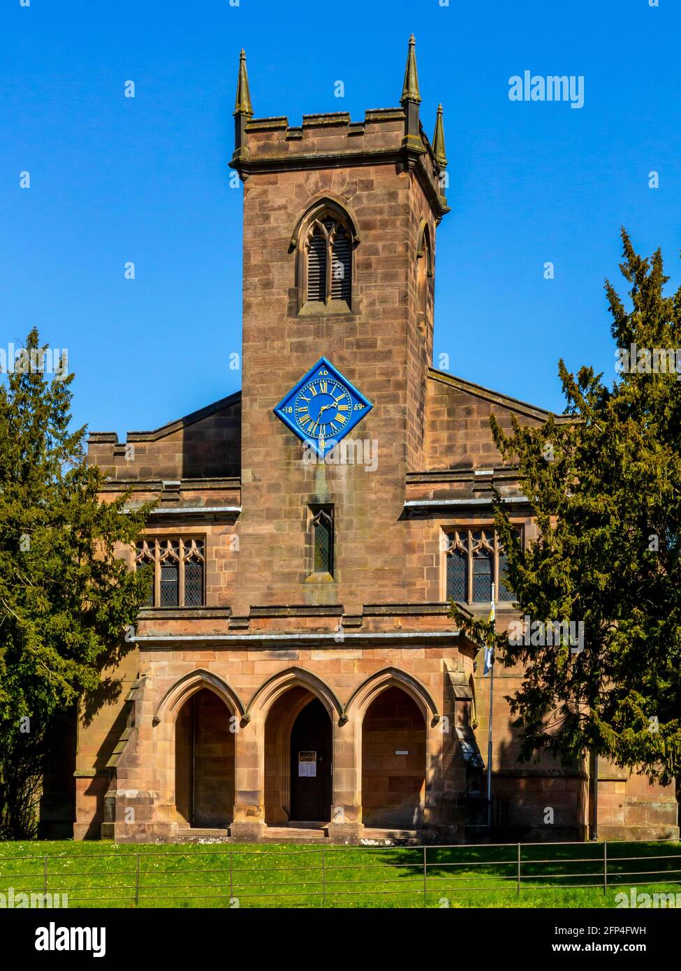 St Mary's Church in Cromford Derbyshire England ein denkmalgeschütztes Gebäude der Klasse 1, in dem Sir Richard Arkwright, der in der Nähe von Cromford Mill gebaut hat, begraben ist. Stockfoto