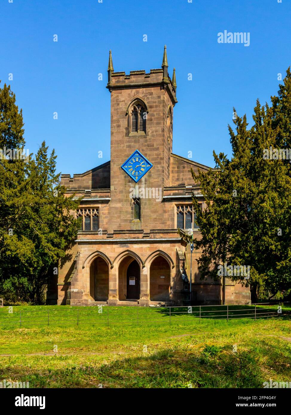 St Mary's Church in Cromford Derbyshire England ein denkmalgeschütztes Gebäude der Klasse 1, in dem Sir Richard Arkwright, der in der Nähe von Cromford Mill gebaut hat, begraben ist. Stockfoto