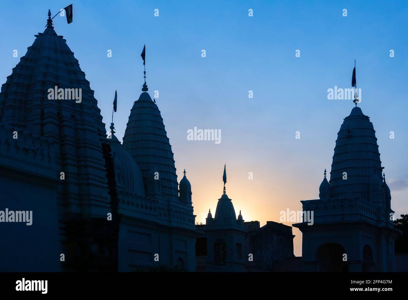 Morgenlicht über den Jian- und Hindu-Tempeln in Khajuraho in der Region Madhya Pradesh in Indien. Ein UNESCO-Weltkulturerbe. Stockfoto