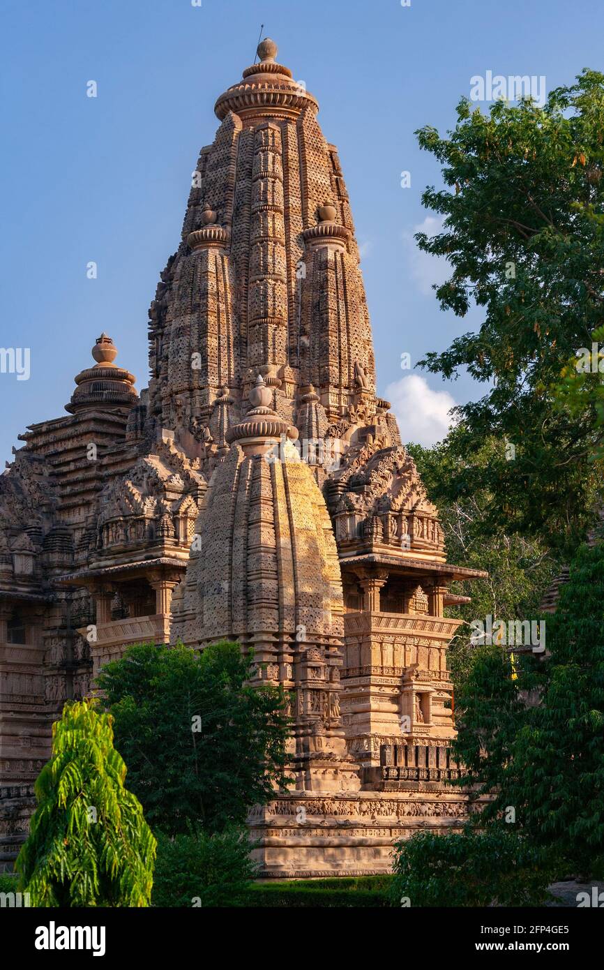 Die Jian- und Hindu-Tempel in Khajuraho in der Region Madhya Pradesh in Indien. Ein UNESCO-Weltkulturerbe. Stockfoto