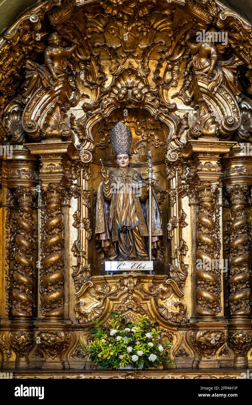 Altarbild von Santo Elói, Schutzpatron der Goldschmiede im Innenraum der Kirche Igreja de São Nicolau, Porto, Portugal, Europa Altar mit Santo E Stockfoto