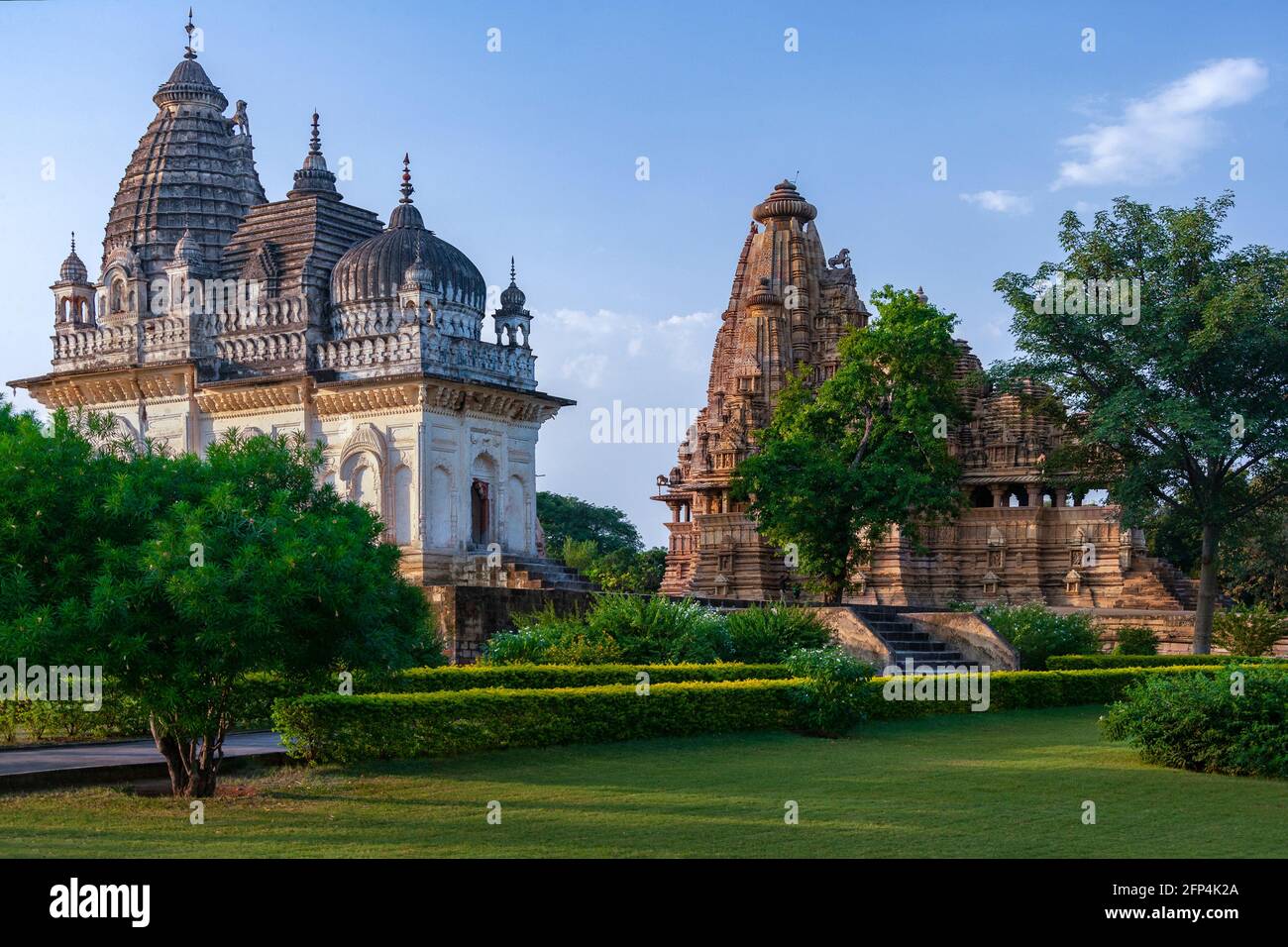 Die Jian- und Hindu-Tempel in Khajuraho in der Region Madhya Pradesh in Indien. Ein UNESCO-Weltkulturerbe. Khajuraho hat Indiens größte Gruppe von mir Stockfoto