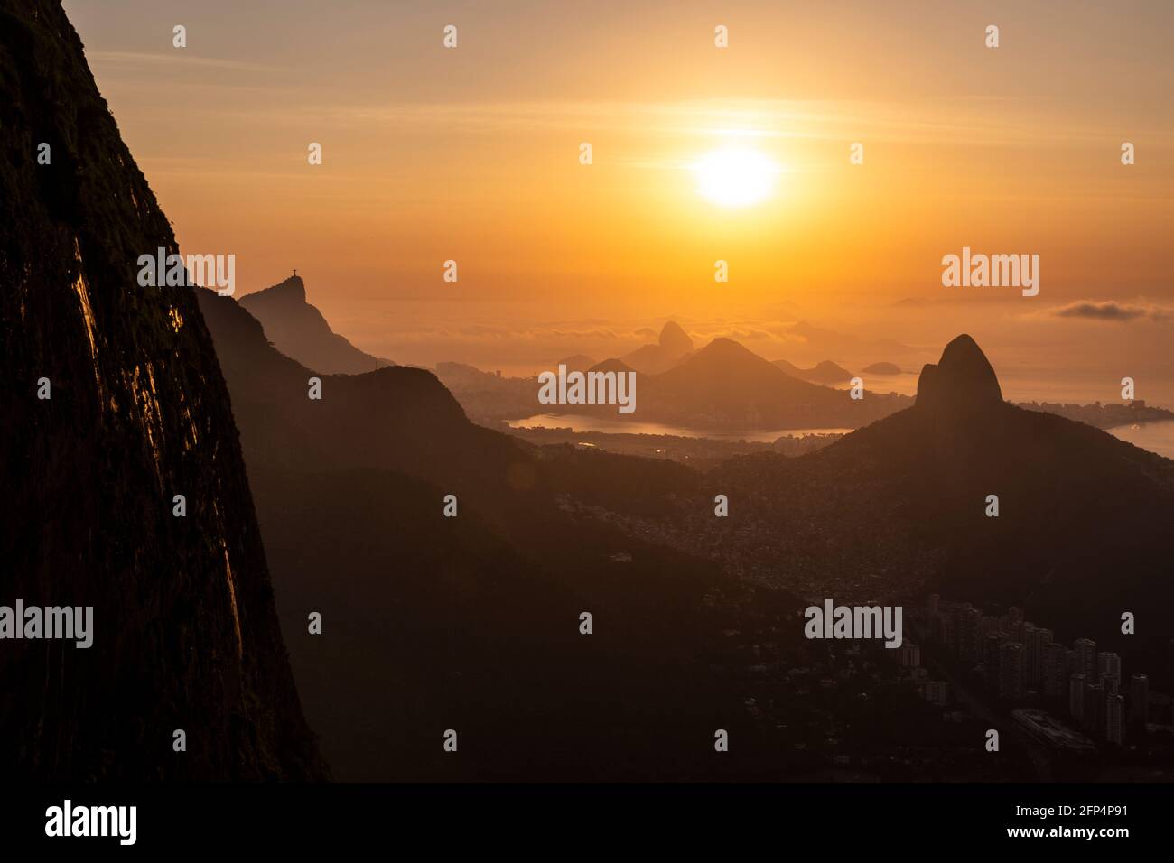 Wunderschöner Blick auf die Berge des Regenwaldes im Tijuca Park bei Sonnenaufgang Stockfoto