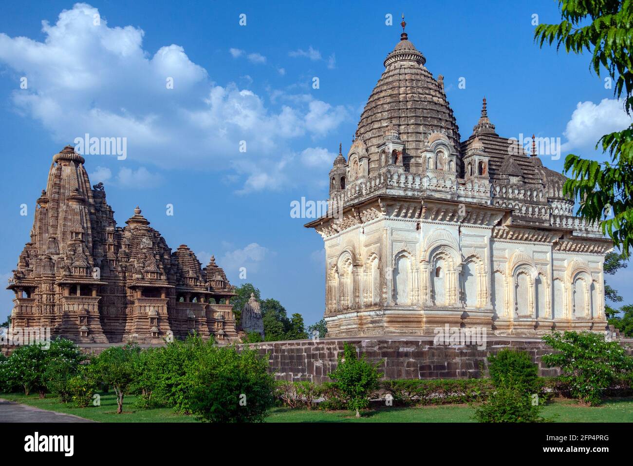 Die Jian- und Hindu-Tempel in Khajuraho in der Region Madhya Pradesh in Indien. Ein UNESCO-Weltkulturerbe. Khajuraho hat Indiens größte Gruppe von mir Stockfoto