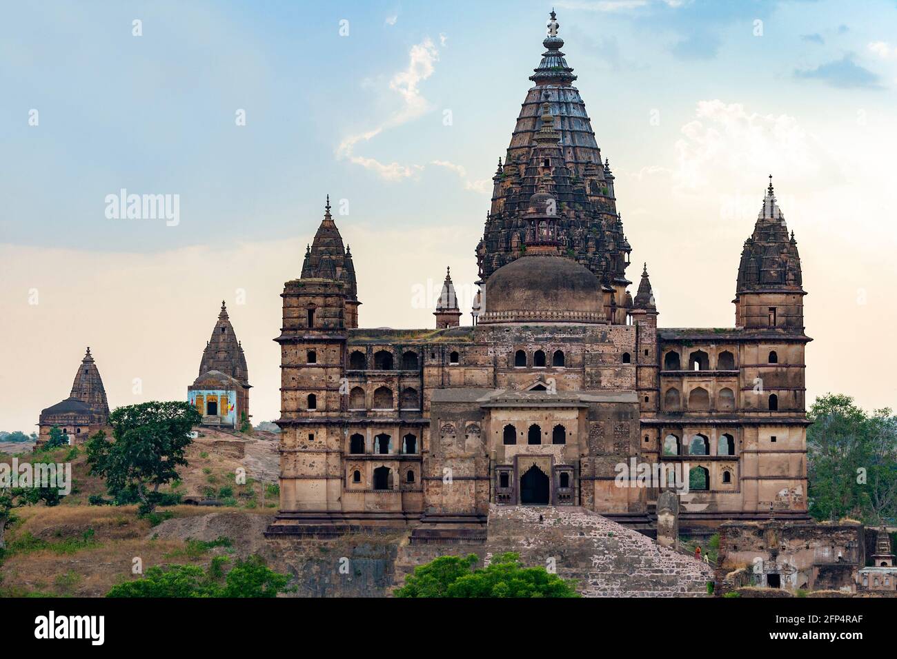 Die Ruinen des Chaturbhuj-Tempels, der Vishnu gewidmet ist, in der Nähe von Orchha in der Region Madhya Pradesh in Indien. Der Tempel wurde von der Bundela Rajp gebaut Stockfoto