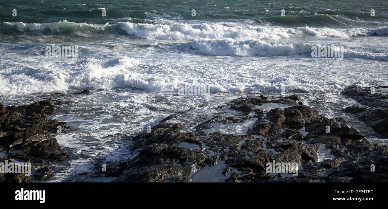 Blick auf das Meer mit Felsen und Wellen in Cornwall England Stockfoto