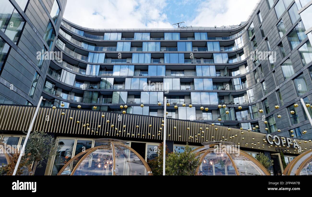London, Greater London, England - Mai 18 2021: Elegante Apartments über dem Coppa Club in der Nähe des Tower of London. Blauer Himmel spiegelt sich in der Wohnung wi Stockfoto