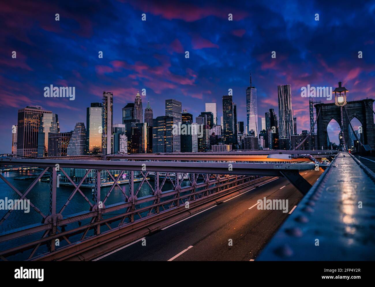 Wunderschöne Skyline New Yorks Farben Himmel Wolken Gebäude Stadtbrücke Stockfoto