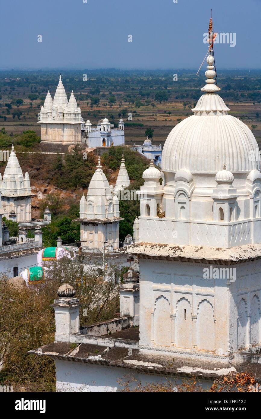 Einige der 77 Jian-Tempel in Sonagiri in der Bundelkhand-Region der indischen Region Madhya Pradesh. Sonagiri ist etwa 60 km von Gwalior entfernt. Es ist Jain Stockfoto
