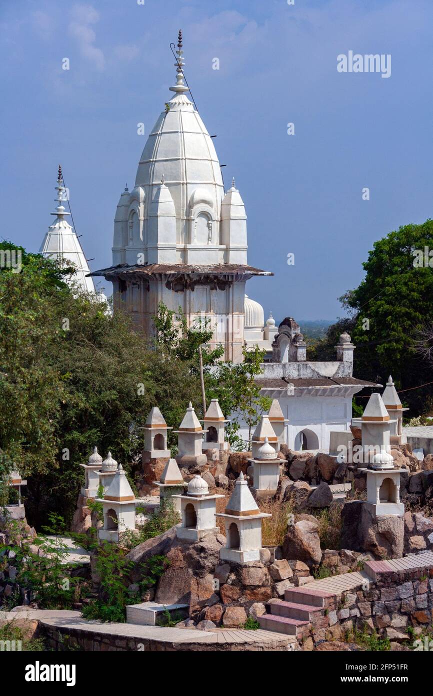 Einige der 77 Jian-Tempel in Sonagiri in der Bundelkhand-Region der indischen Region Madhya Pradesh. Sonagiri ist etwa 60 km von Gwalior entfernt. Es ist Jain Stockfoto