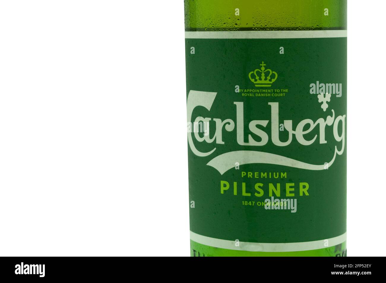 Warschau, Polen - 20. Mai 2021: Frisches carlsberg-Bier in einer Glasflasche aus der Nähe. Hintergrund mit Platz für Text. Auf weißem Hintergrund isolieren Stockfoto