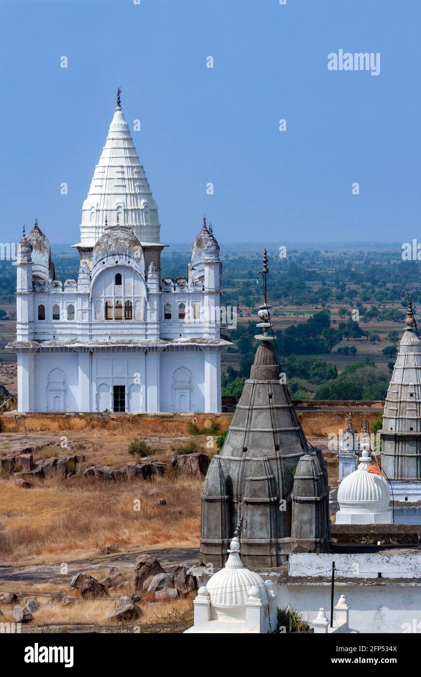Einige der 77 Jian-Tempel in Sonagiri in der Bundelkhand-Region der indischen Region Madhya Pradesh. Sonagiri ist etwa 60 km von Gwalior entfernt. Es ist Jain Stockfoto