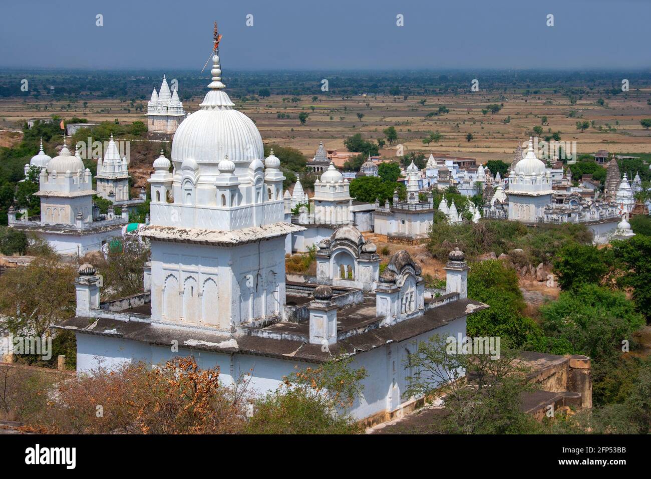 Einige der 77 Jian-Tempel in Sonagiri in der Bundelkhand-Region der indischen Region Madhya Pradesh. Sonagiri ist etwa 60 km von Gwalior entfernt. Es ist Jain Stockfoto