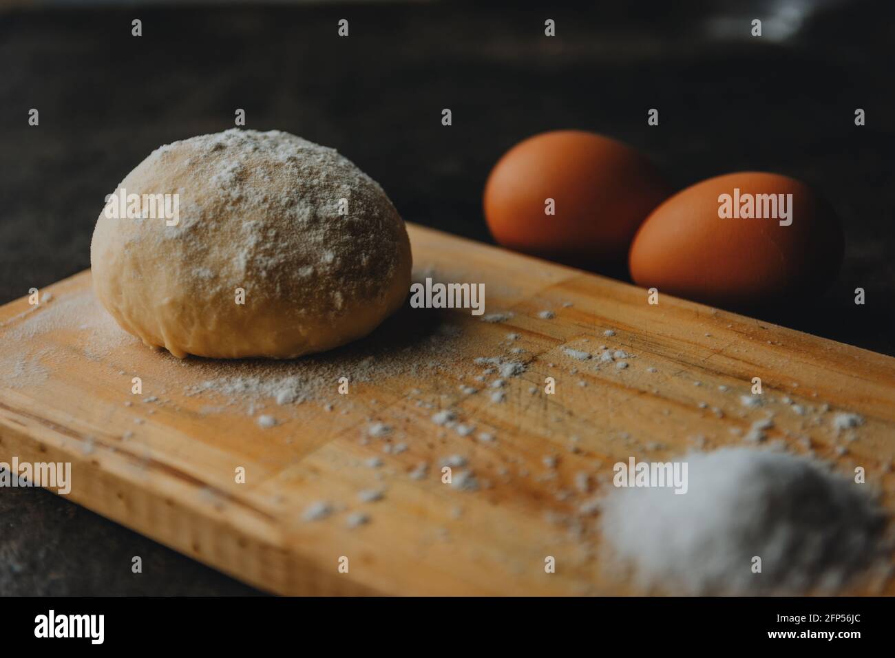 Brotteig mit Freirange-Ei Stockfoto