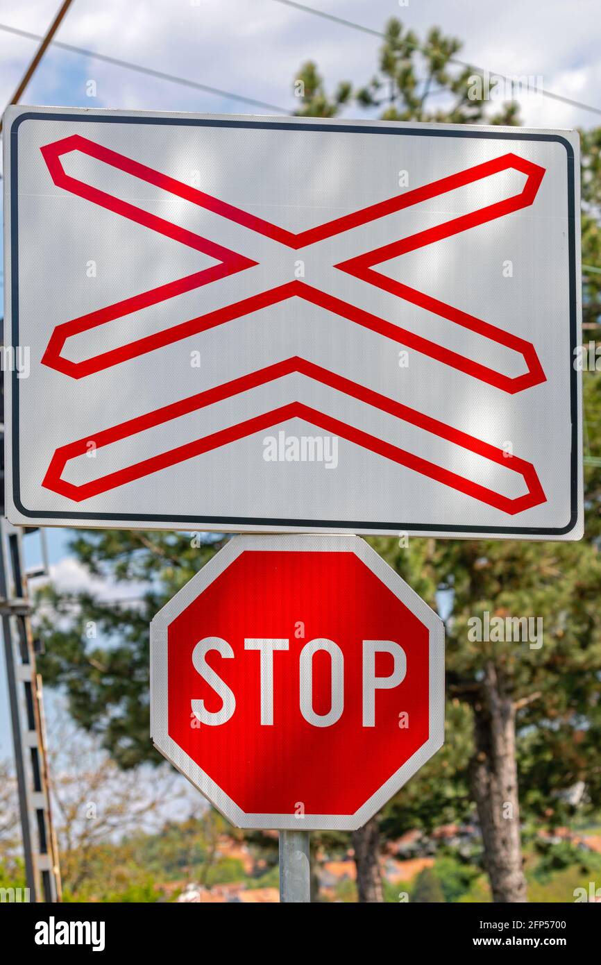 Stoppschild am Bahnübergang Warnung Stockfoto