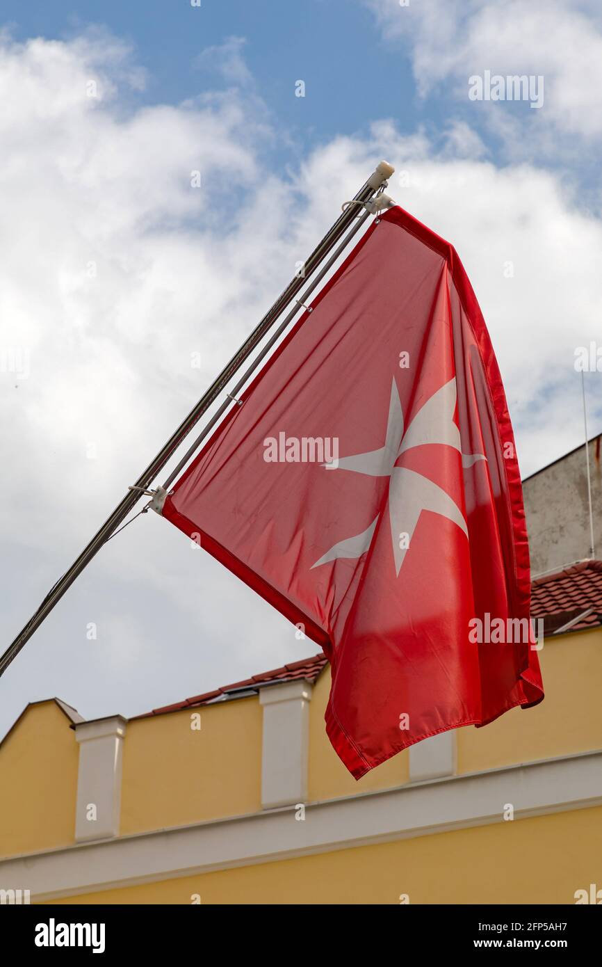 Malteserkreuz bei der Roten Flagge St. John Malta Stockfoto