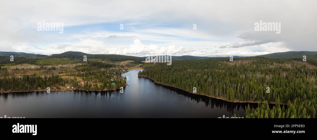 Panoramablick auf einen See in der kanadischen Landschaft Stockfoto