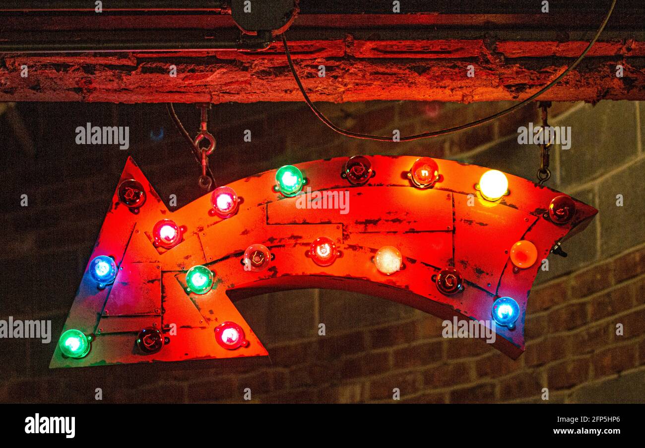 Beleuchteter Pfeil, gebogen und nach links zeigend Stockfoto
