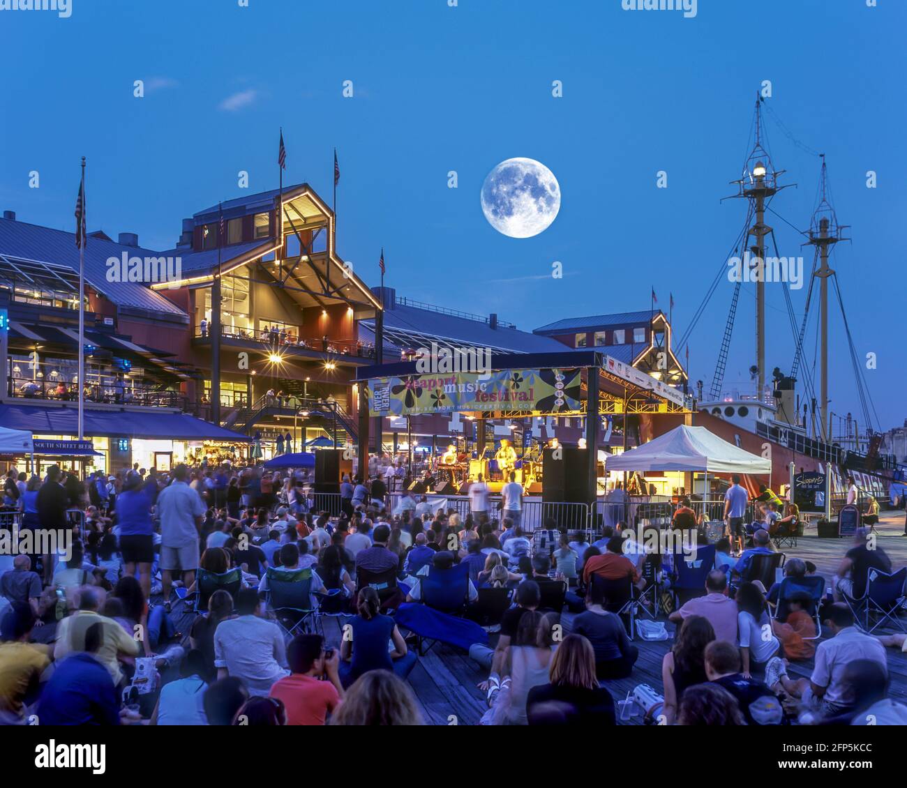 2005 HISTORISCHES SOMMERKONZERT PIER 17 (©BENJAMIN THOMPSON & ASSOC 1985) SOUTH STREET SEAPORT MUSEUM DOWNTOWN MANHATTAN NEW YORK CITY USA Stockfoto