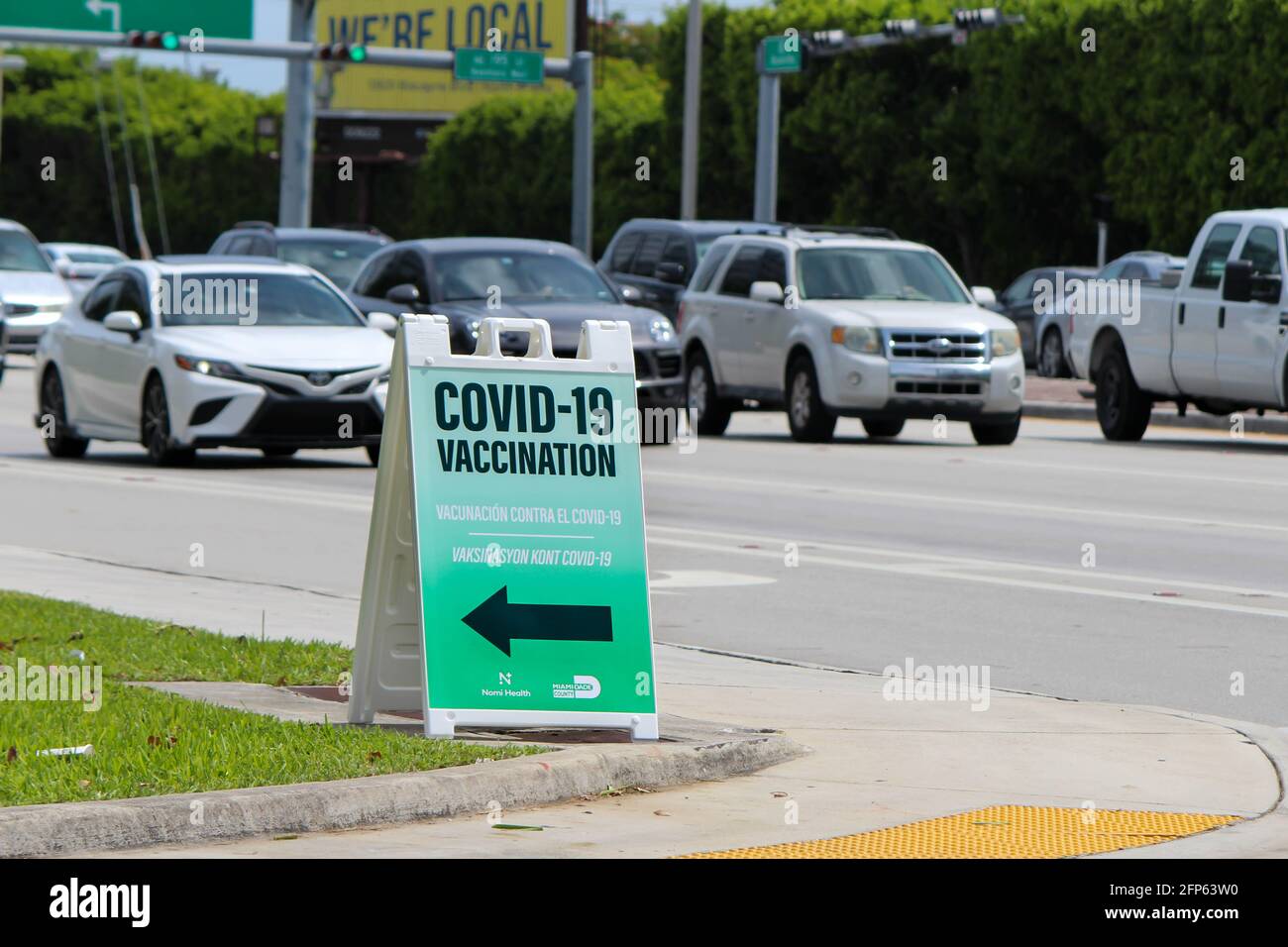 COVID-19-Schild für die Impfstelle in der Aventura Mall in Miami Dade County, Florida. Aventura, Miami. Straßenschild für Impfstelle. Stockfoto