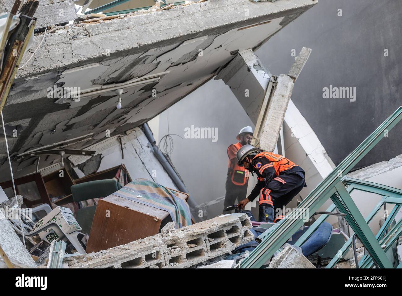 15. Mai 2021, Gaza, der Gazastreifen, Palästina: Feuerwehrleute löschen einen Brand eines Gebäudes, in dem die Associated Press und ein anderes Medienbüro in Gaza-Stadt untergebracht sind.der Luftangriff am Samstag kam etwa eine Stunde, nachdem das israelische Militär den Leuten befohlen hatte, das Gebäude zu evakuieren. Es gab keine unmittelbare Erklärung, warum das Gebäude als Ziel bestimmt wurde. (Bild: © Mahmoud Issa/SOPA Images via ZUMA Wire) Stockfoto