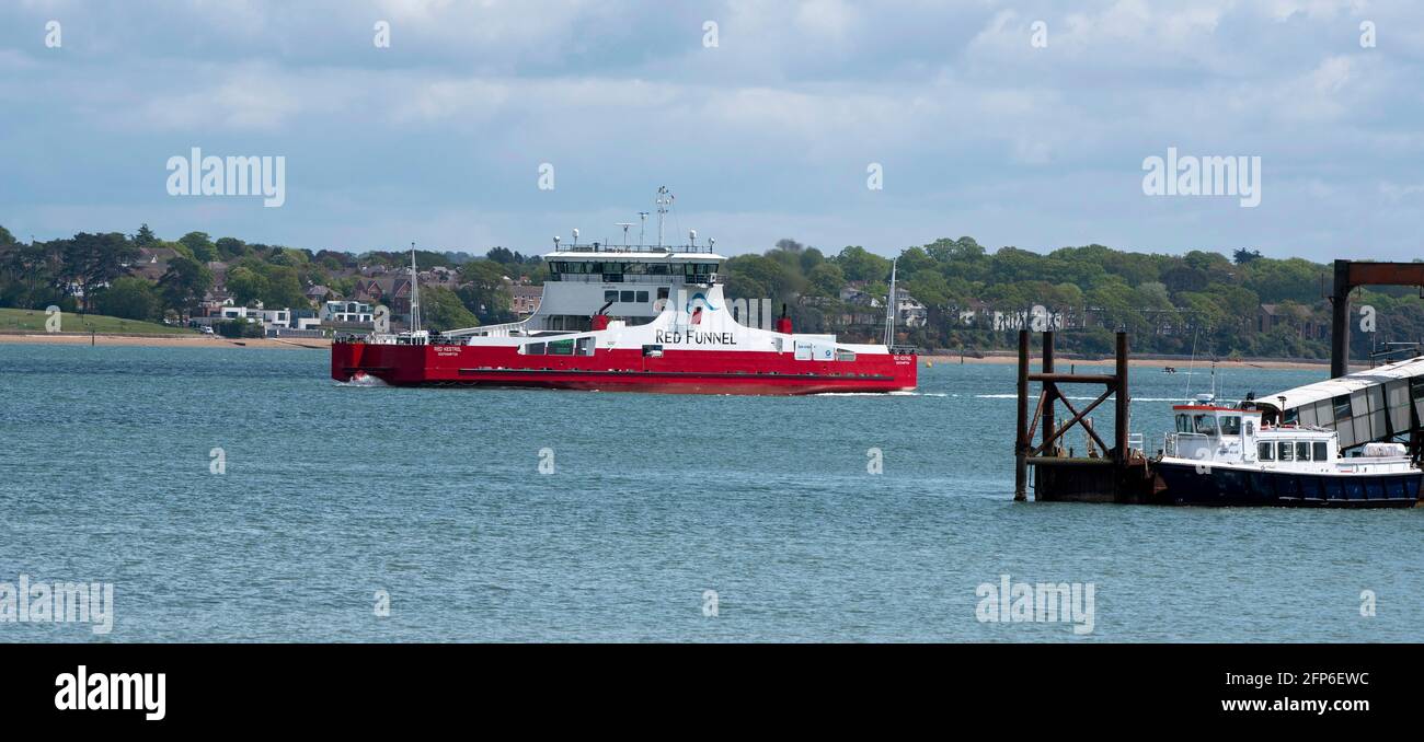 Southampton, England, Großbritannien. 2021. Red Kestrel ein Fahrzeug roro Fähre Rückflug nach Southampton von Cowes, Isle of Wight. Vorbei an Hythe Pier und Fähre. Stockfoto