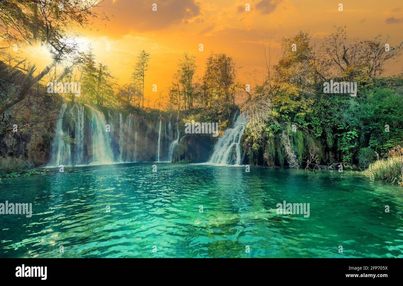 Panorama der schönsten Orte in Europa, Plitvice Gebiet von Kroatien mit smaragdtürkisfarbenen Seen und natürlichen Wasserfällen bei Sonnenuntergang beleuchtet Stockfoto
