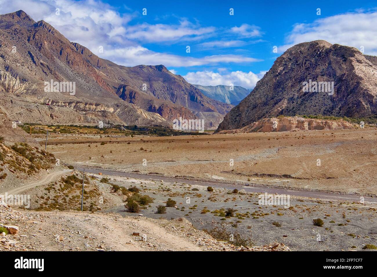 Straße im Kali Gandaki-Tal auf der Annapurna-Rennstrecke zwischen Muktinath und Jomsom, Nepal Stockfoto