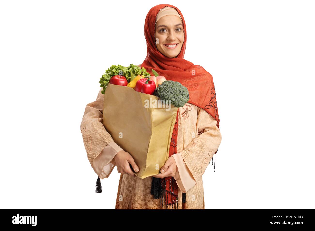 Junge muslimische Frau, die einen Hijab trägt und einen Einkauf abhält Tasche mit Lebensmitteln isoliert auf weißem Hintergrund Stockfoto