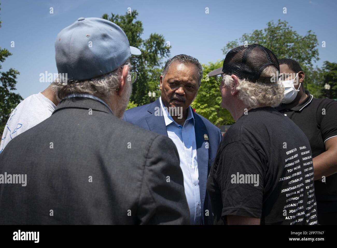 Washington, Usa. Mai 2021. Jerry Greenfield, links, und Ben Cohen, rechts, Mitbegründer von Ben & Jerry's Ice Cream, sprechen am Donnerstag, den 20. Mai 2021, mit Reverend Jesse L. Jackson vor dem Obersten Gerichtshof der Vereinigten Staaten auf dem Capitol Hill in Washington, DC. Cohen und Greenfield hielten eine Pressekonferenz ab, um Eis zu geben und „der Kongress verabschiedet eine sinnvolle Polizeireform und beendet die qualifizierte Immunität“. Foto von Sarah Silbiger/UPI Credit: UPI/Alamy Live News Stockfoto