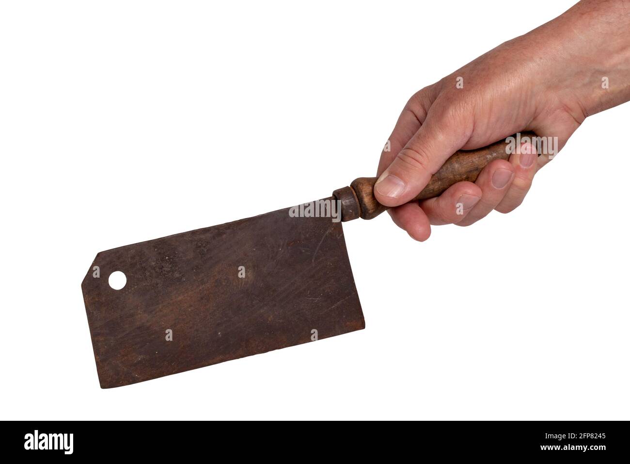 Hand hält einen rostigen alten Metzgerspalter mit Holzgriff isoliert auf weißem Hintergrund. Vintage-Metzger oder Küchenmesser mit Schneideweg. Stockfoto