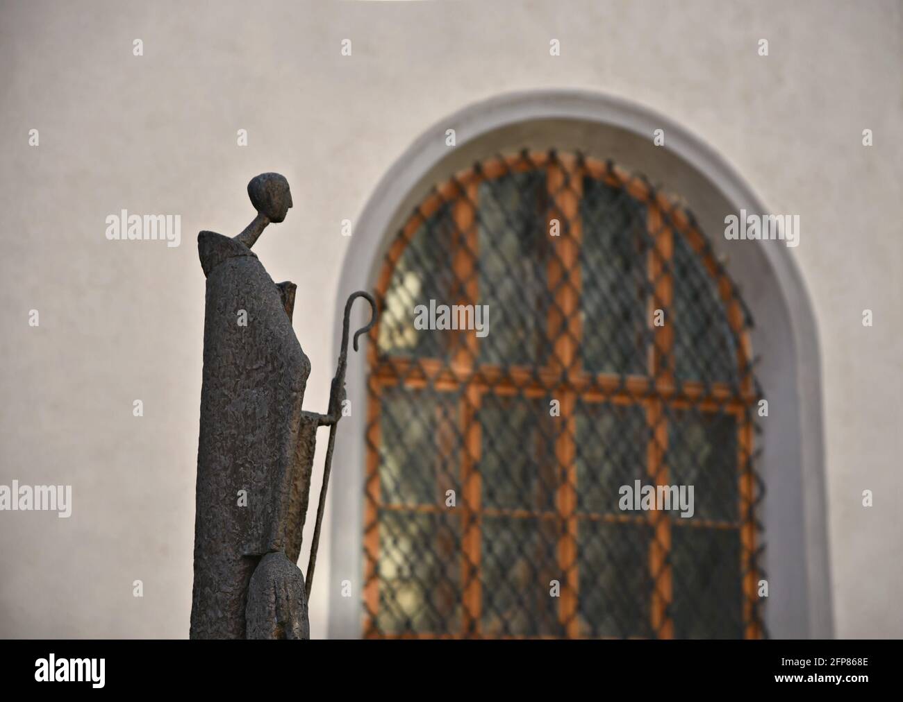 Bronzeskulptur von Sankt Ägidius (St. Giles, der Eremit) vor dem gotischen Grazer Dom in Österreich. Stockfoto