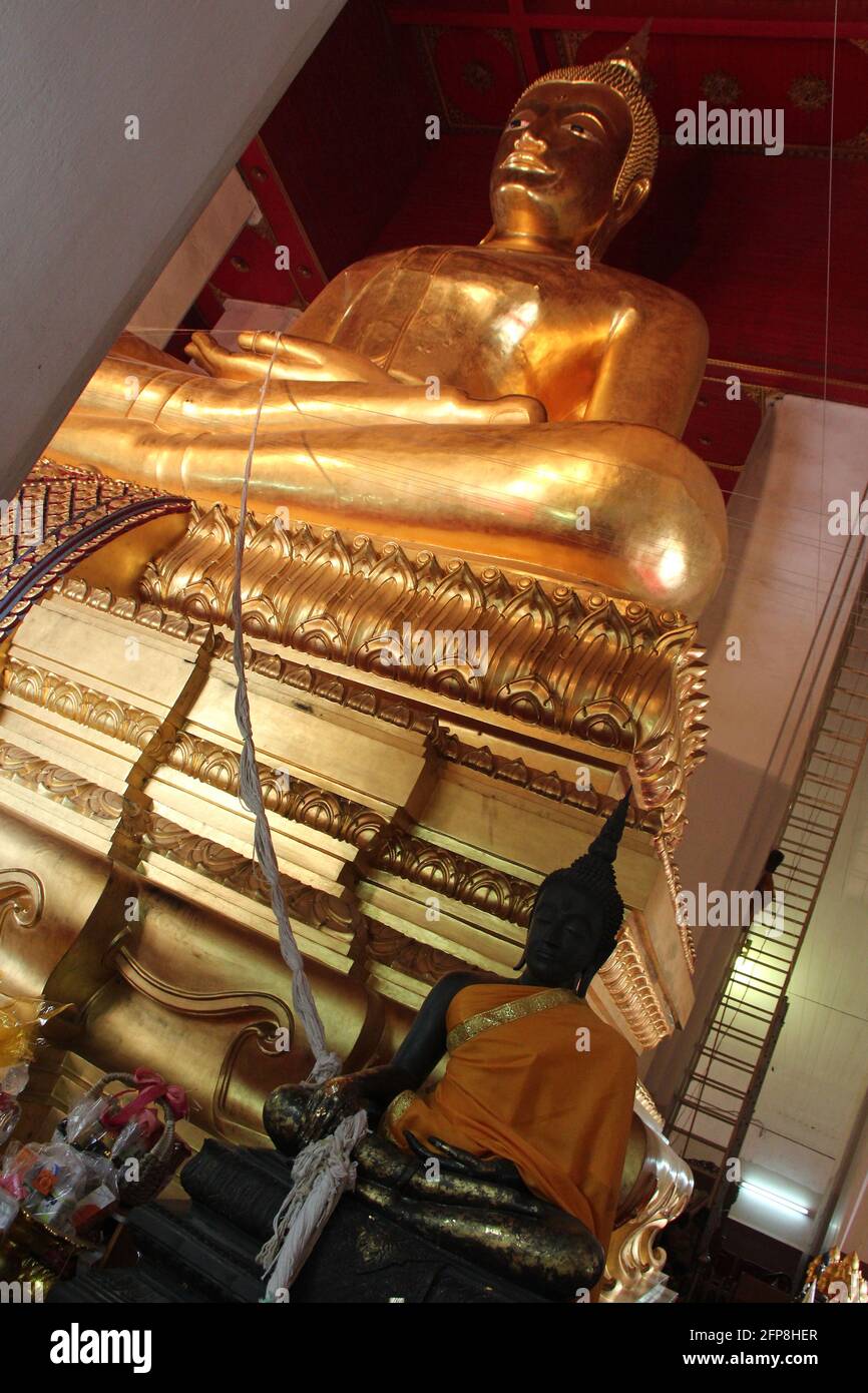 buddhistischer Tempel (wihan phra mongkhon bophit) in ayutthaya in thailand Stockfoto