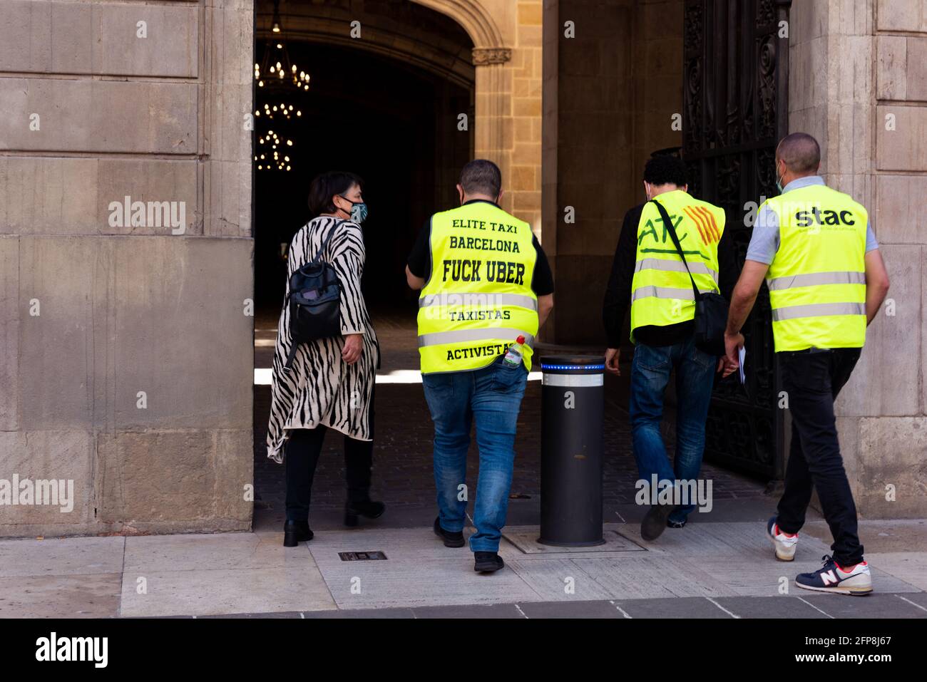 Spanien. Mai 2021. Die Leiterin der Taxi-Gewerkschaft „Elite Taxi“ Tito Alvarez, die Ratsfrau Rosa Alarcón und andere Beamte der Regierung von Katalonien treffen sich am 20 2021. Mai während eines Taxistreiks in Barcelona, Spanien. Taxifahrer führten einen Streik durch und forderten eine öffentlich finanzierte digitale App für Taxis, mehr Kontrolle über VTC-Fahrzeuge von Diensten wie Uber und Cabify sowie ein Treffen zwischen dem Anführer des 'Elite Taxi'-Verbandes Alberto 'Tito' Alvarez und katalanischen Regierungsbeamten. (Foto von Davide Bonaldo/Sipa USA) Quelle: SIPA USA/Alamy Live News Stockfoto